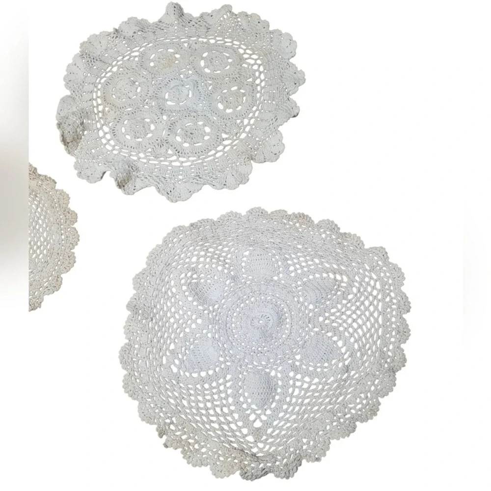 Elegant White Floral Scalloped Crochet Doilies Set